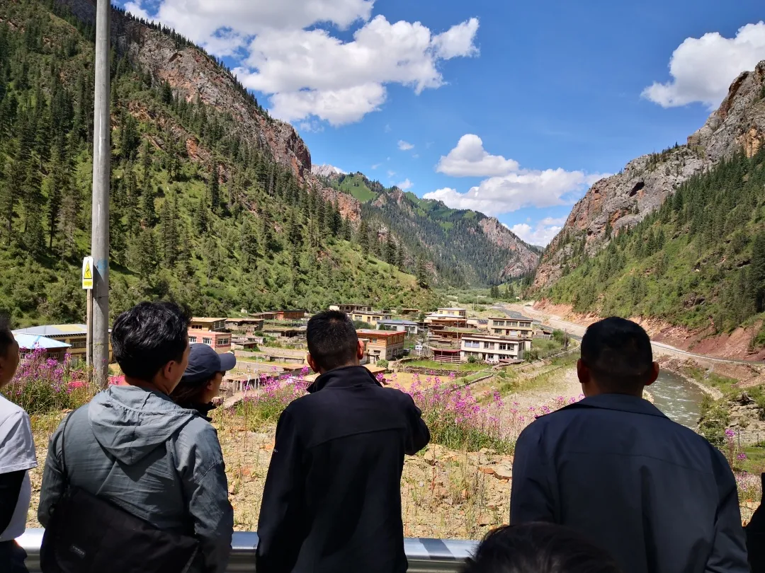 区委副书记,区长罗松吉村一行深入妥坝,拉多,面达等乡进行调研