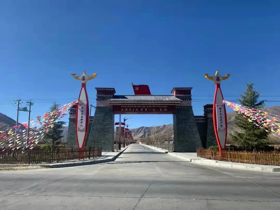 西藏民主改革前,克松村叫克松庄园,是旧西藏农奴主索康·旺清格勒在